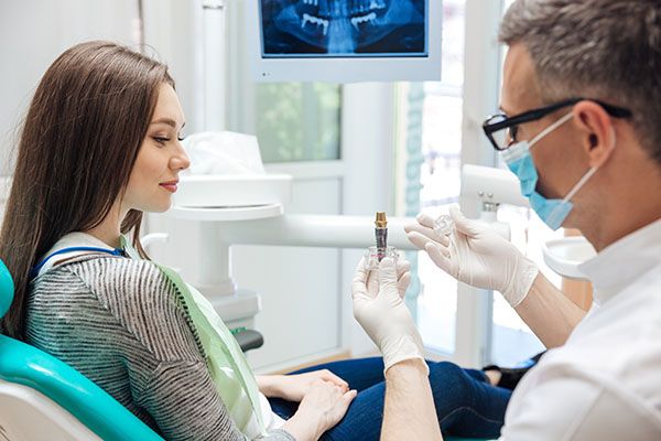 Explaining implants by a dentist in Sopron